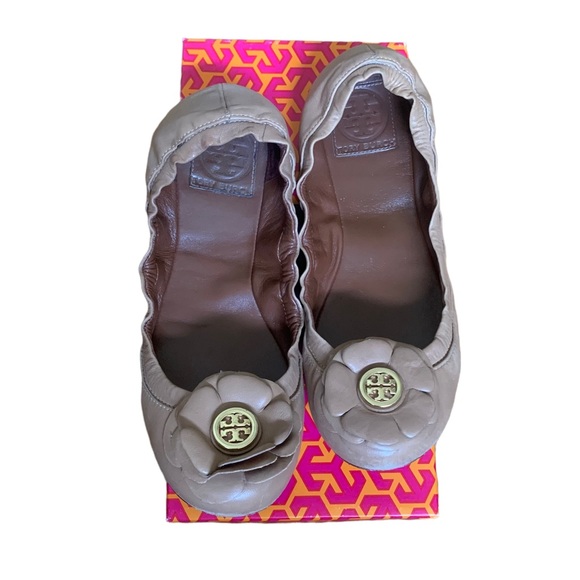 Tory Burch Flower Petal Tan Flats - Picture 1 of 5